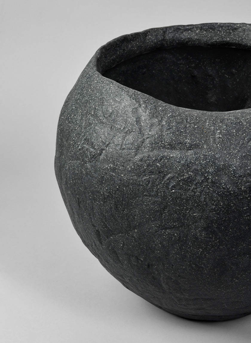 Shirak Poly-Stone Rough Black Planter Decor Jamali-garden