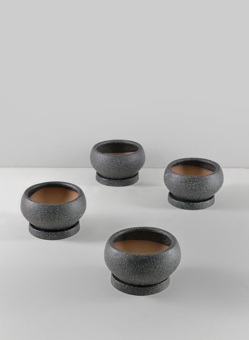 4.5in Wide Vasteras Sand Black Low Pot with Saucer Decor Jamali-garden