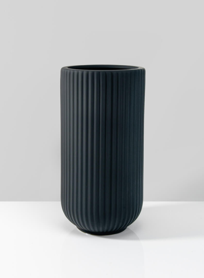 9.5in Tall Oslo Black Vase, Medium Decor Jamali-garden